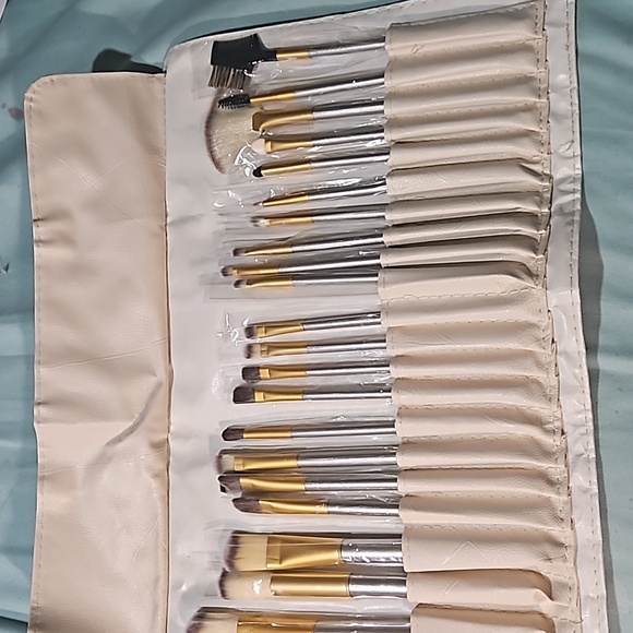 Brand new travel size make up brush set - Picture 4 of 16